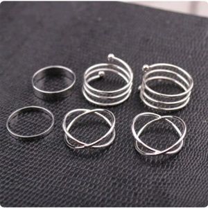 Set of silver spiral rings
